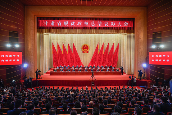 5-太阳成集团tyc9728副院长黄晓霞代表学院出席在甘肃省举行的甘肃省脱贫攻坚总结表彰大会.jpg